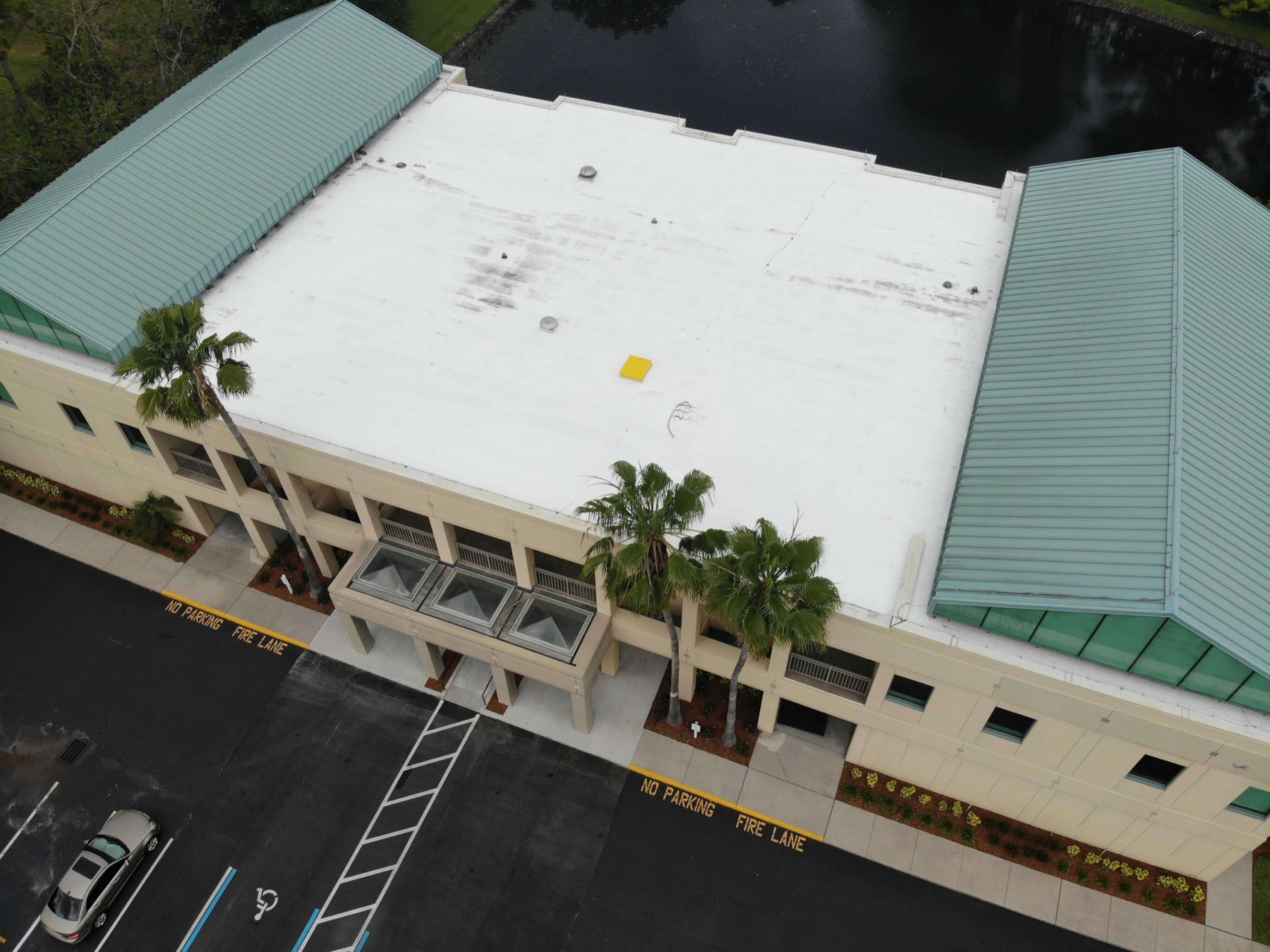 Commercial building on Fairbanks Avenue in Orlando after a reflective roof coating was applied